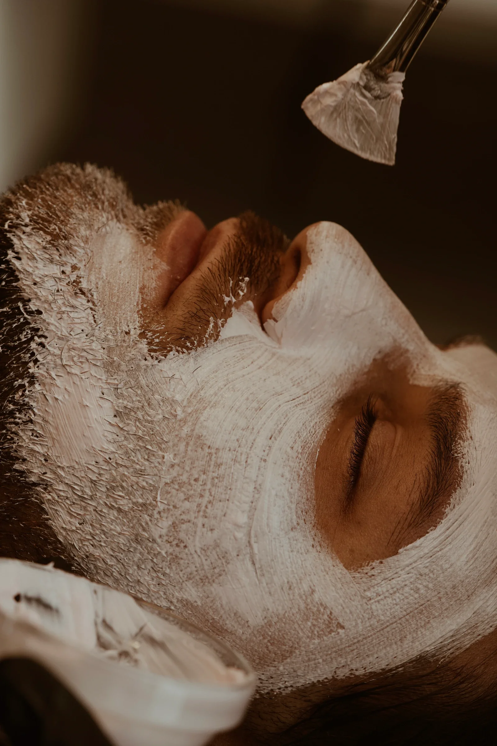 Gesichtsbehandlung mit weißer Tonmaske