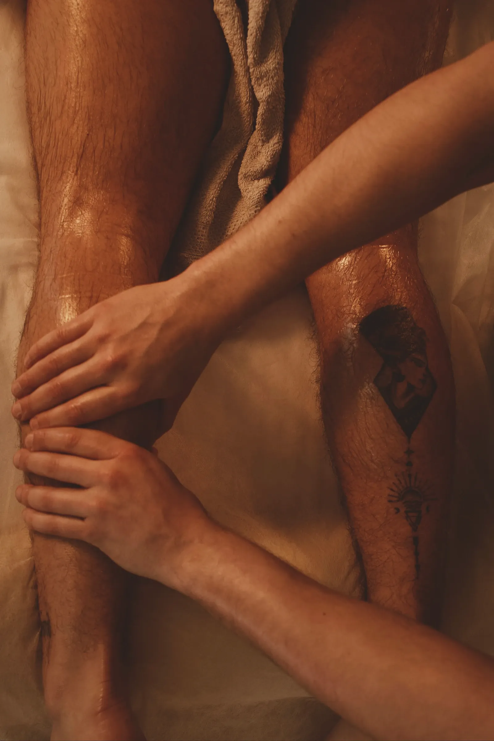 Beinmassage im Studio, Hände am Oberschenkel