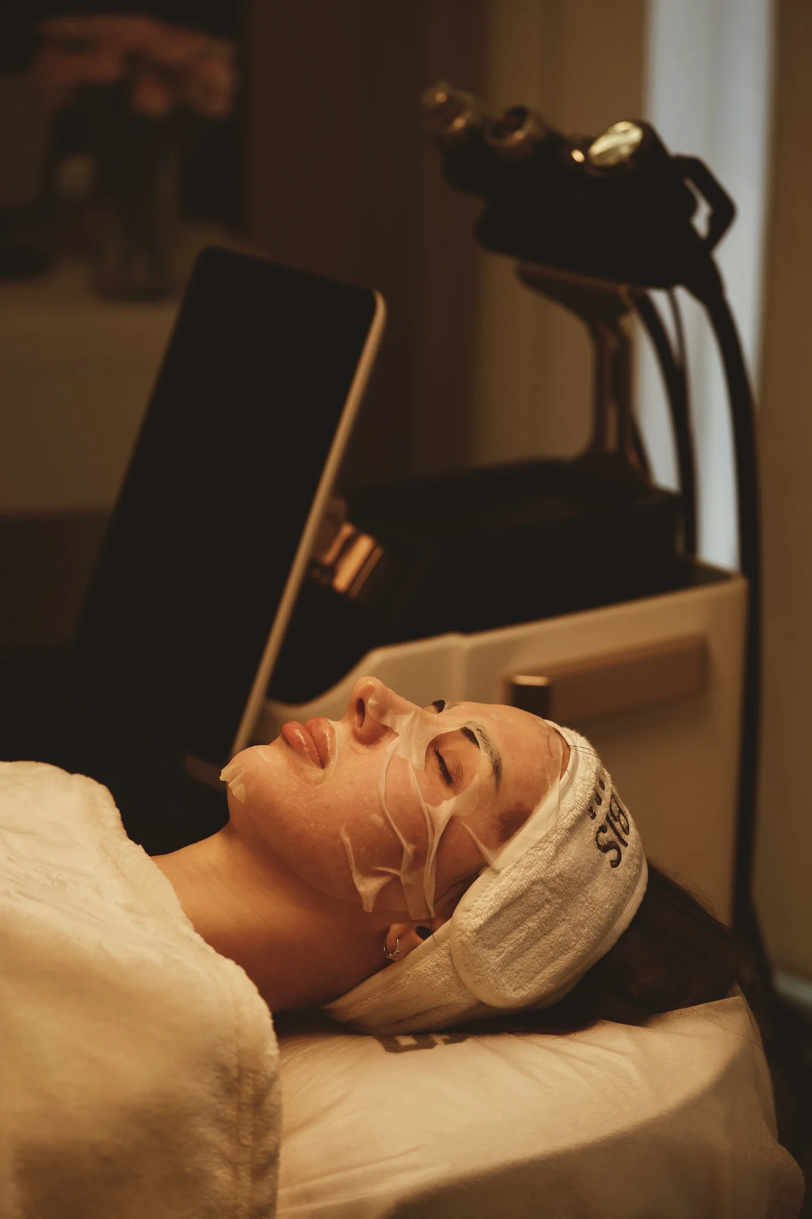 RF-Microneedling-Behandlung im Gesicht auf der Liege