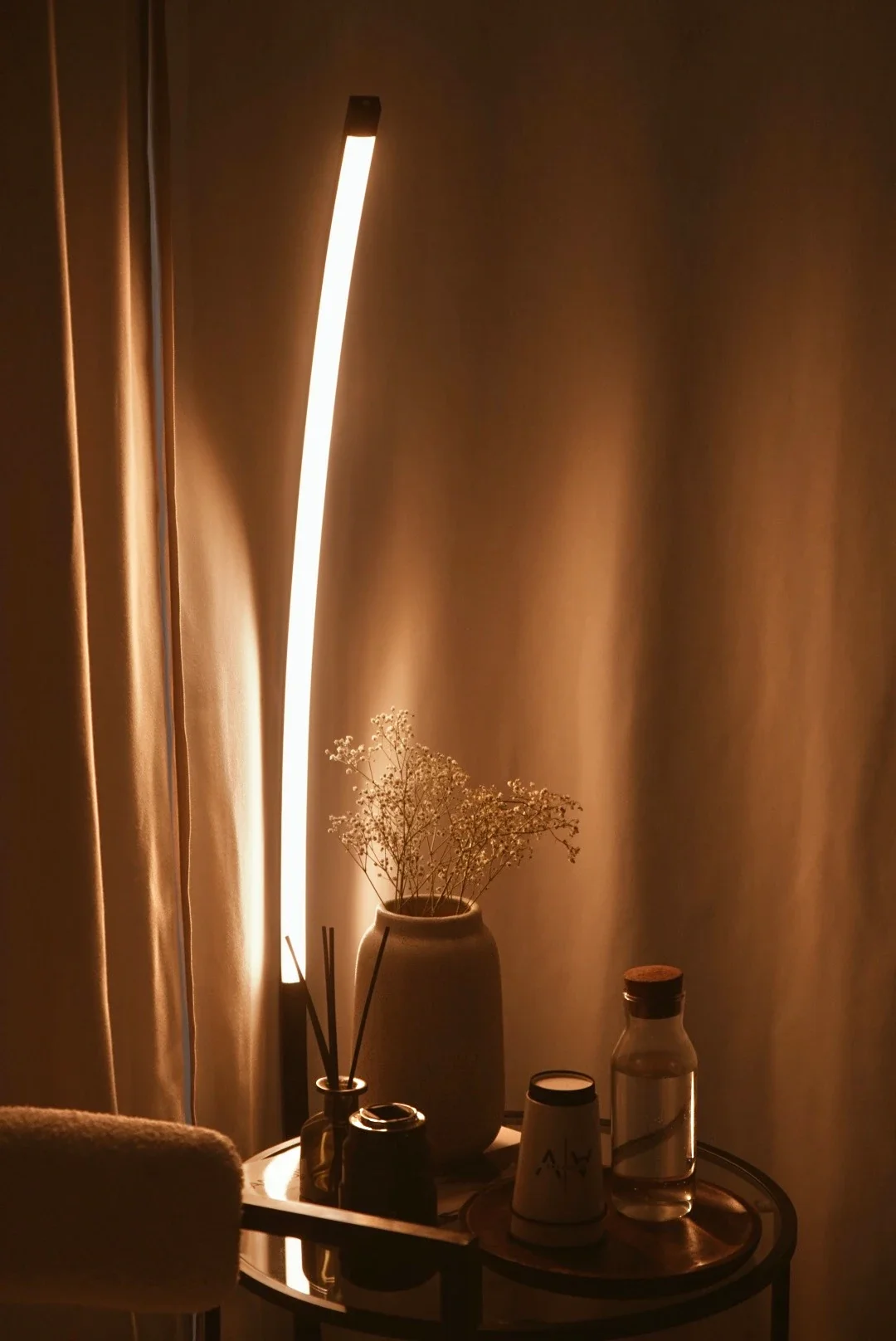 Stehlampe und Ablage im Studio