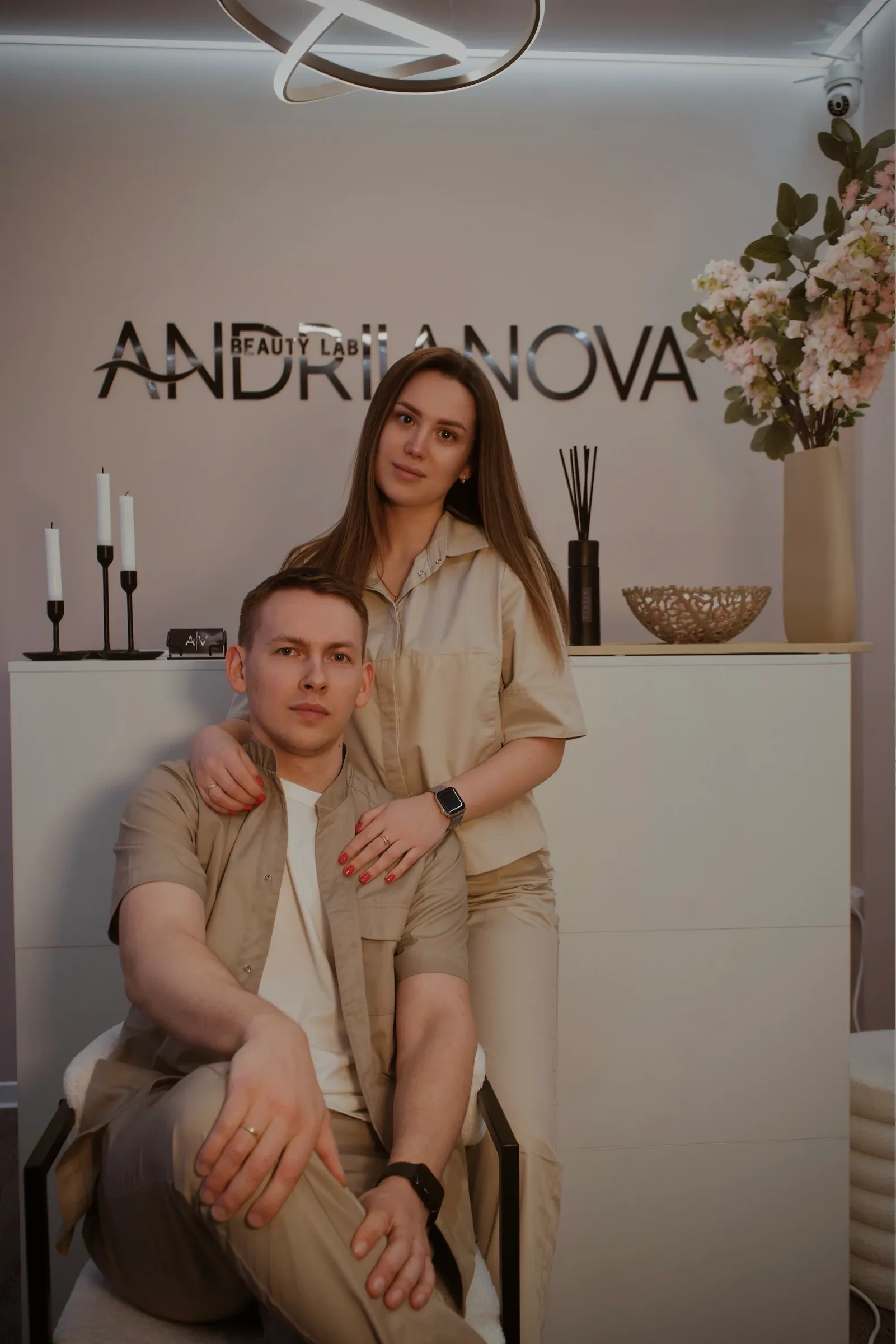 Veronika und Andreas, das Team von ANDRIANOVA BEAUTY LAB, am Empfang des Studios in Recklinghausen